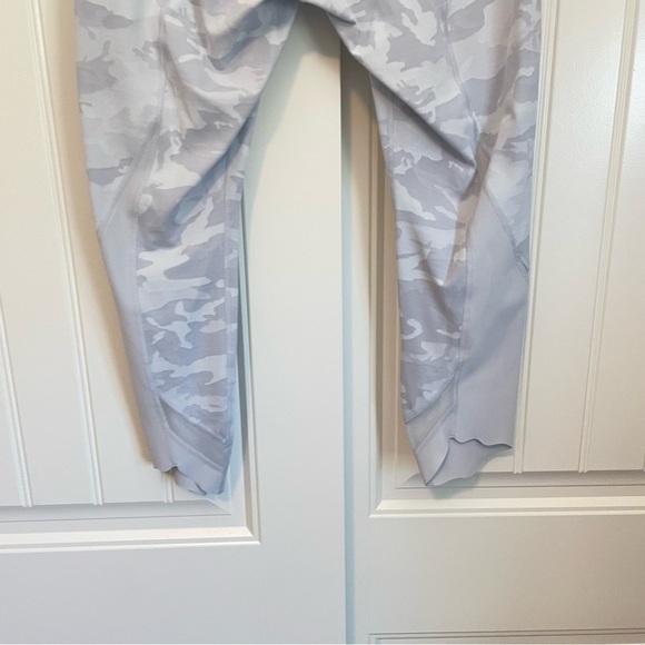 Lululemon Wunder Under High-Rise *Roll Down Scallop Full-On Luxtreme 23" size 10 - Picture 3 of 9